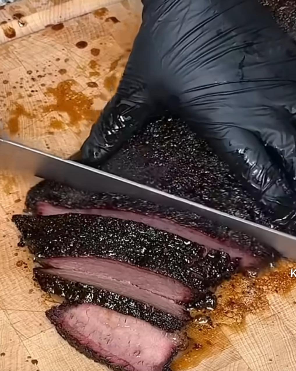 Brisket med mørk bark skæres hos KRAM