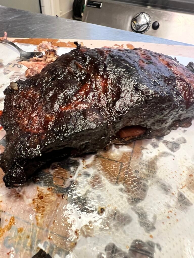 Røget BBQ-kød med mørk bark hos KRAM Spiseri