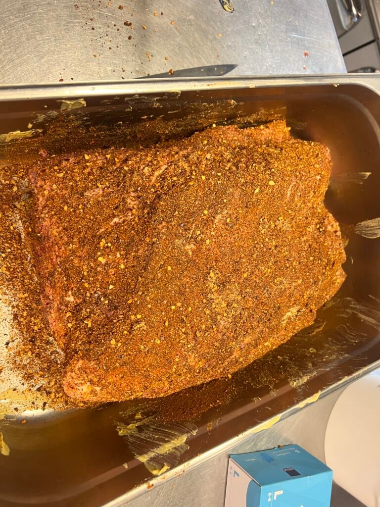 Krydret brisket klar til low and slow BBQ hos KRAM Spiseri