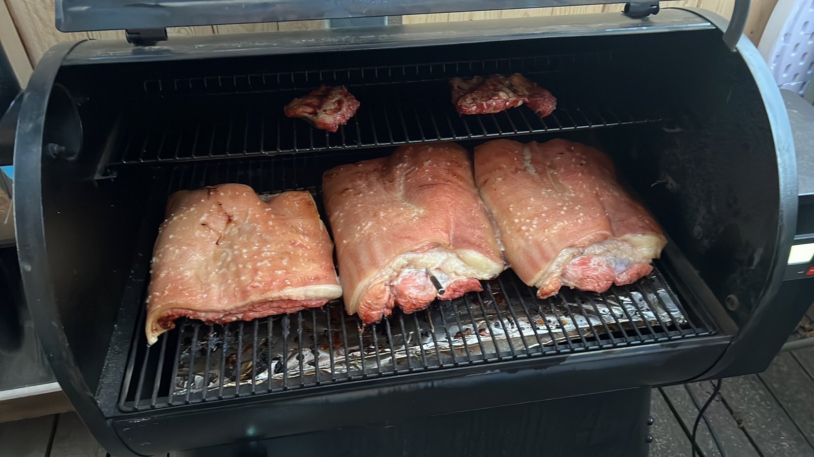 Kød i KRAMs smoker under tilberedning ved Frederiksværk Havn