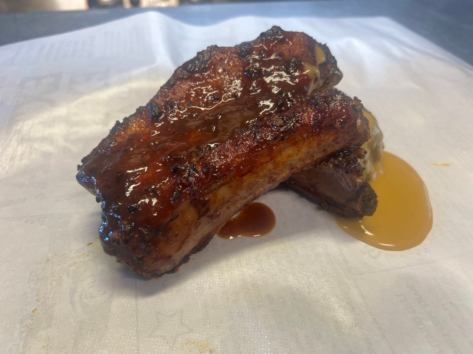Glaserede spareribs hos KRAM