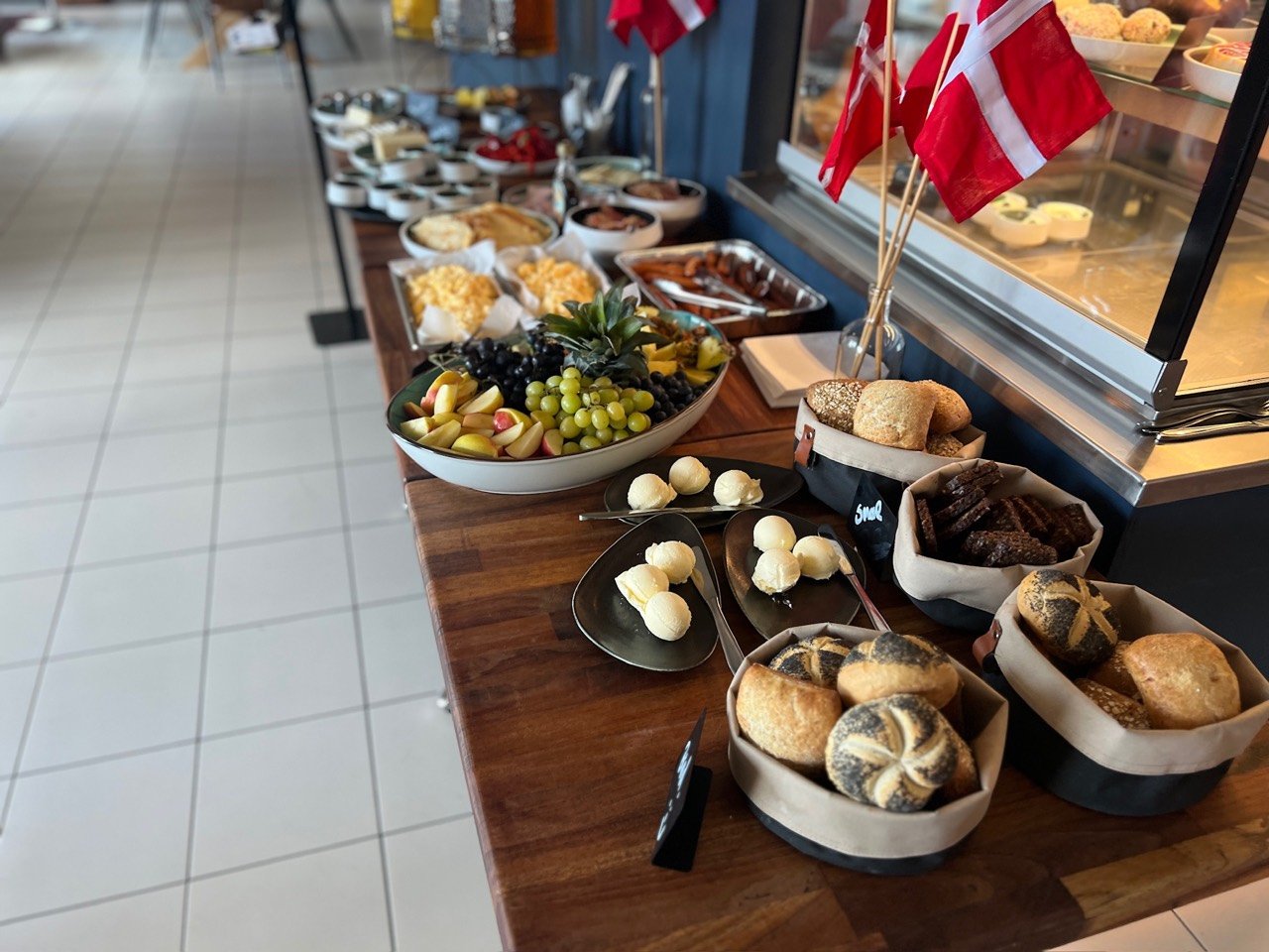 Brunchbuffet med brød og frugt hos KRAM