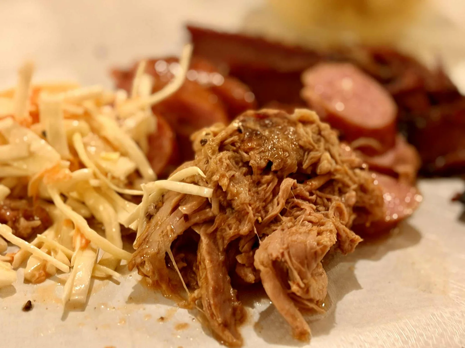 American BBQ servering med brisket og tilbehør hos KRAM Spiseri