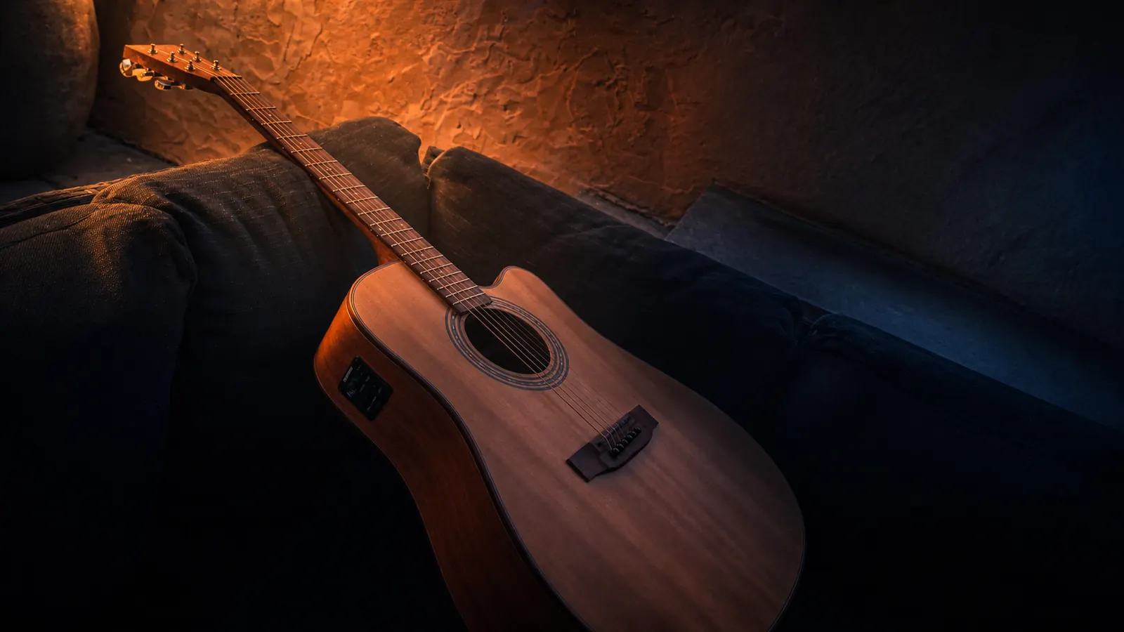 Akustisk guitar i varm roots- og Americana-stemning hos KRAM